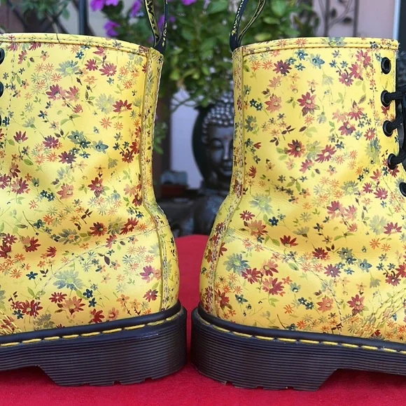 🌼 Dr. Martens Sunshine Yellow Daisy Floral 1460 Boots 🌼 - Picture 7 of 17